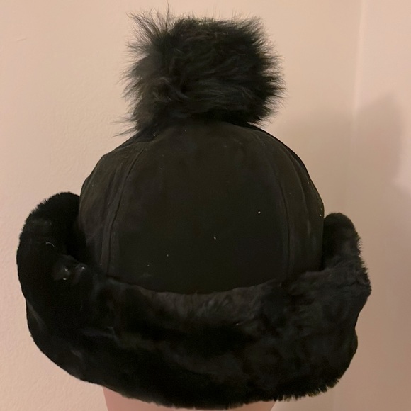 Ugg hat with Pom Pom and optional flats - Picture 3 of 4